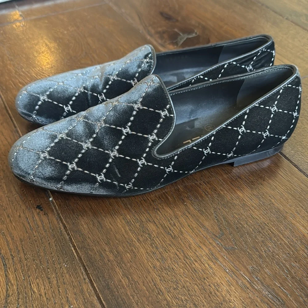 CHANEL - Women’s Grey Velvet Quilted CC Logo Loafers Slippers - Size: 37.5